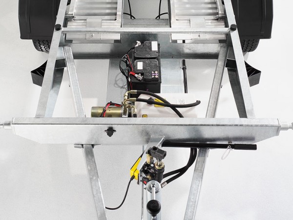 E-Pumpe kombiniert mit Not-Handpumpe bei HV-Deichsel